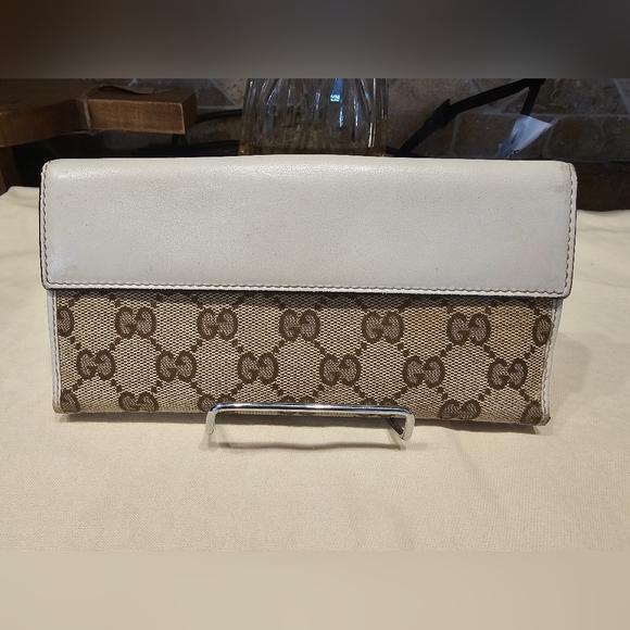 Vintage Gucci Wallet with Heart Detail - Picture 7 of 15
